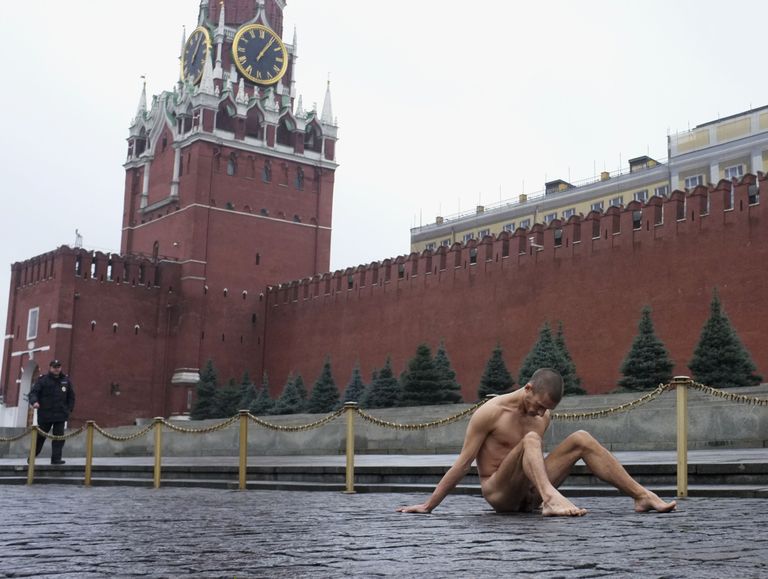 Pjotr Pavlenski kurikuulsam 2013. aasta performance, mil ta lõi end naelaga genitaale pidi Moskva Punasele väljakule kinni, et protestida Vene ühiskonnas valitseva apaatsuse ja ükskõiksuse vastu. Foto: REUTERS/Maxim Zmeyev/Scanpix