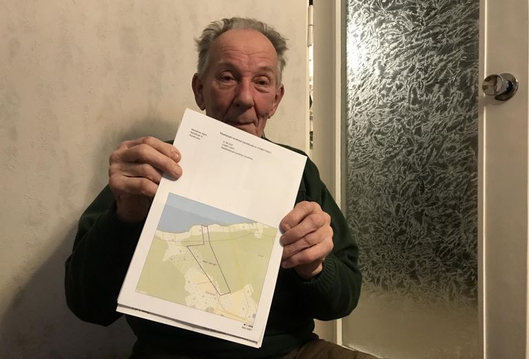 Arved Paju näitab oma Saaremaa koduküla kaarti, kus mõned kohalikud said hämaratel asjaoludel randa ehitamise load.