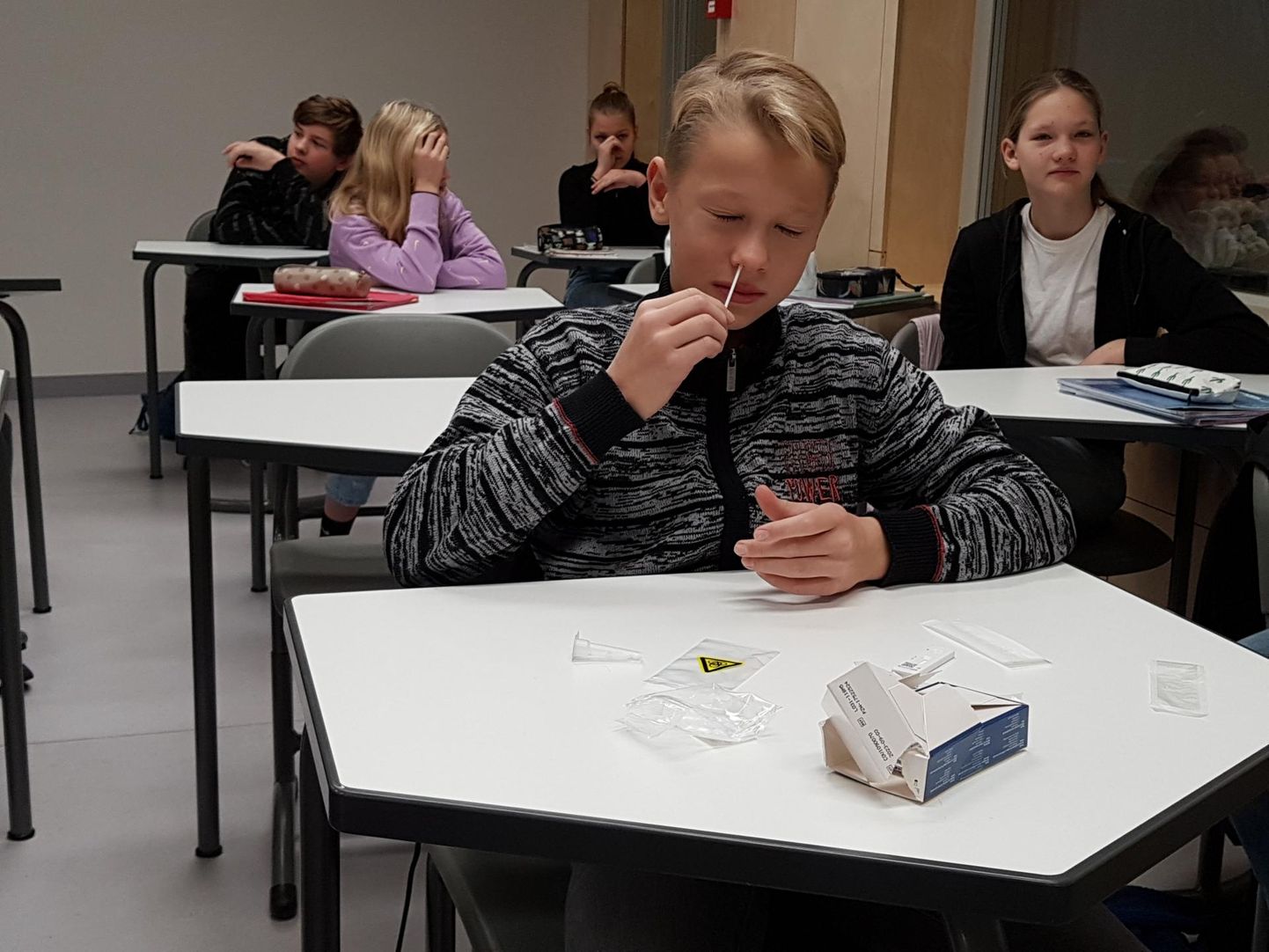 Paide Hillar Hanssoo kooli 6. klassi õpilane Andreas Põder võtab kiirtestimist uue normaalsusena.