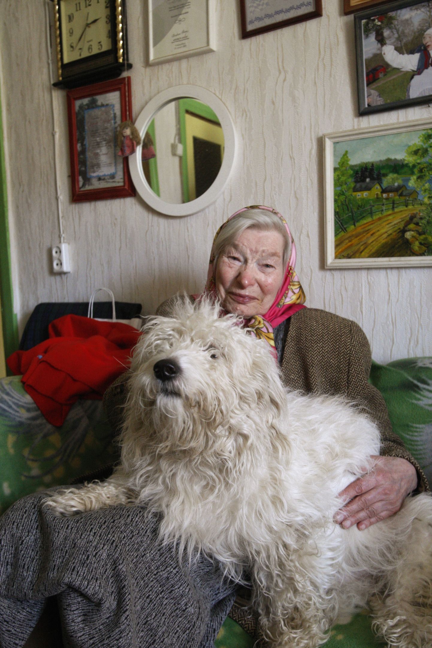 Pildil ravitseja Kaika Laine (Laine Roht, 1927– 2013) ja tema koer Mõmmibeebi.
