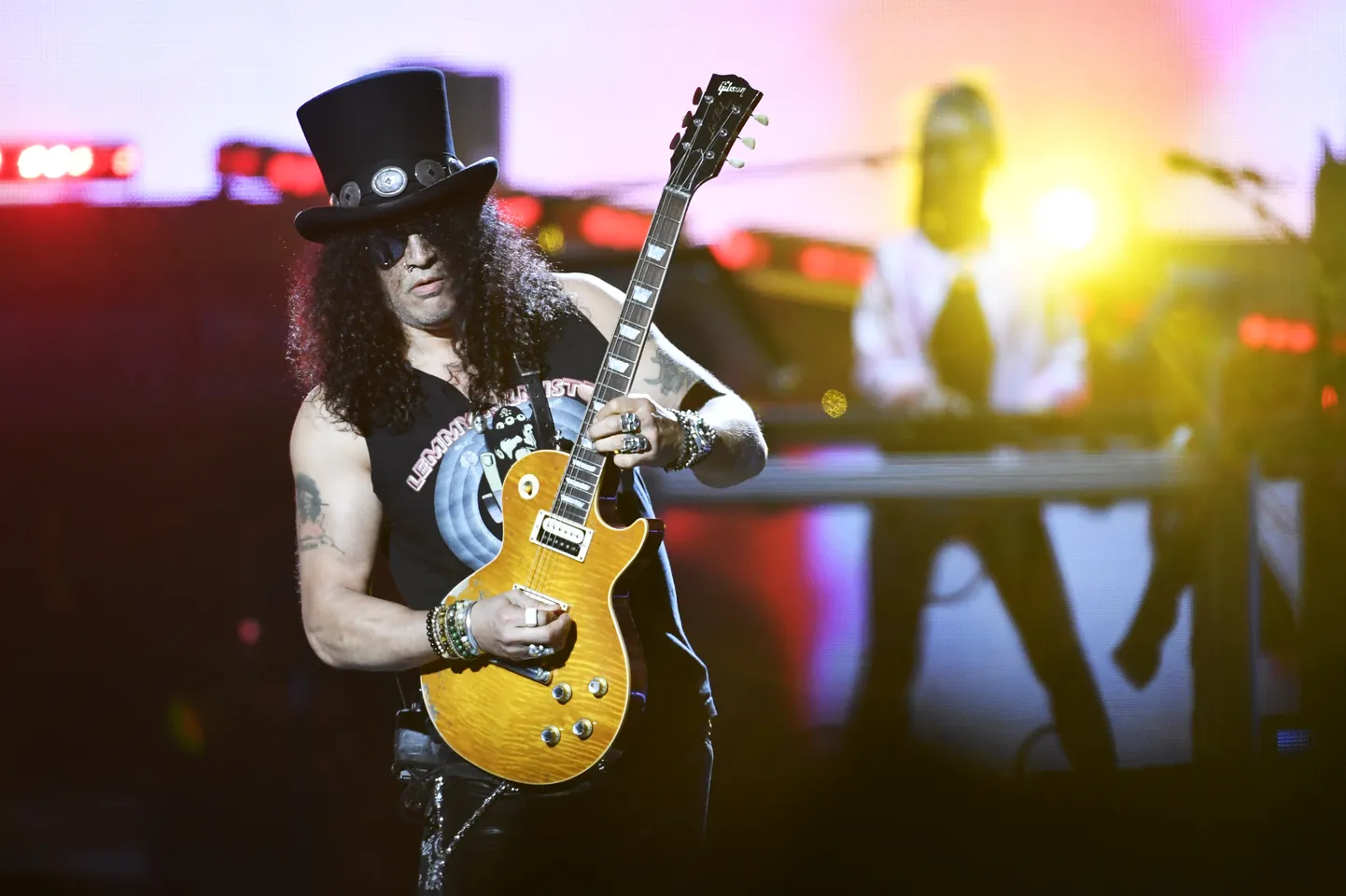 Guns N’ Rosesi legendaarne kitarrist Slash andis Instagramis teada lähedase inimese surmast ning jättis ära mitu kontserti.