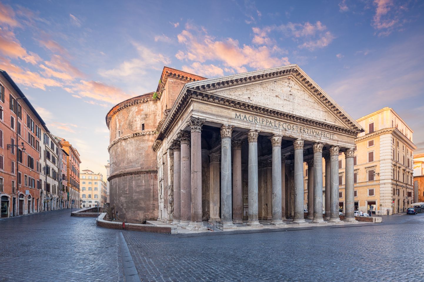 Itaalias Roomas asuv Panteon. Tegemist oli algselt Antiik-Rooma jumalate templiga, mis ehitati 115–125 pKr keiser Hadrianuse valitsemisajal. Alates 7. sajandist asub selles kristlik kirik
