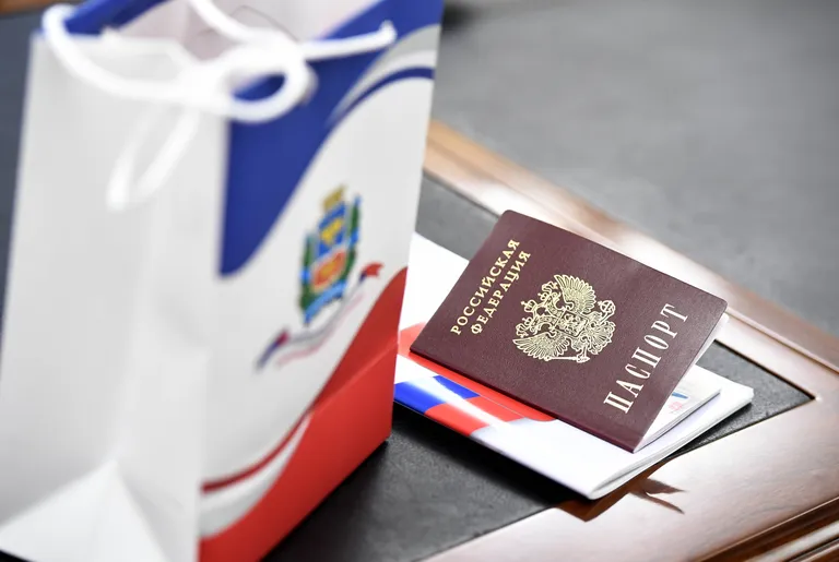 Подарочный набор (внутренний паспорт, Конституция РФ и сопроводительный мерч) для юных граждан России в Крыму. Декабрь 2023.