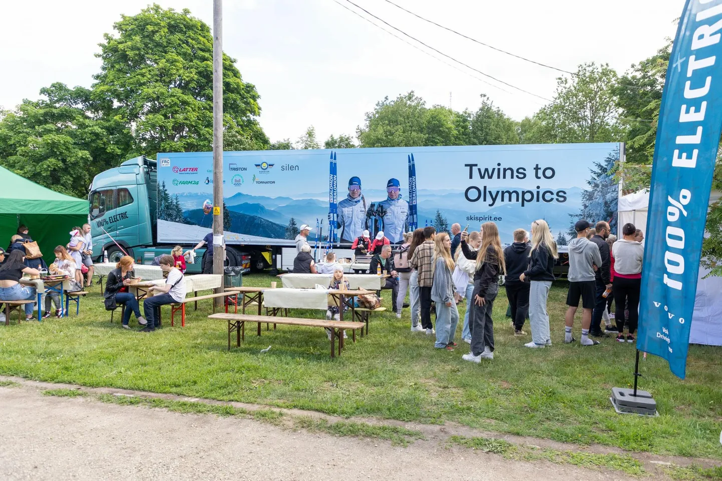 Koroteri OÜ ja suusaperekond Kaasikud esitlesid uhkete reklaamidega külmikhaagist Järva-Jaanis nädalavahetusel olnud laadal.