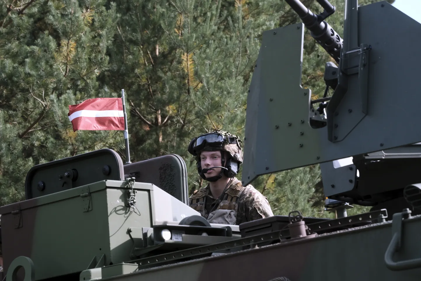 Läti sõjaväelane õppusel Namejs 2023. aasta septembris.