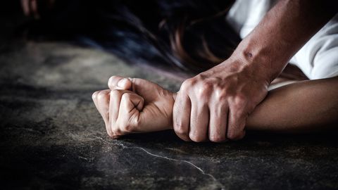 Sāks skatīt lietu par sevišķi cietsirdīgu slepkavību, kurā septiņas stundas spīdzināta sieviete