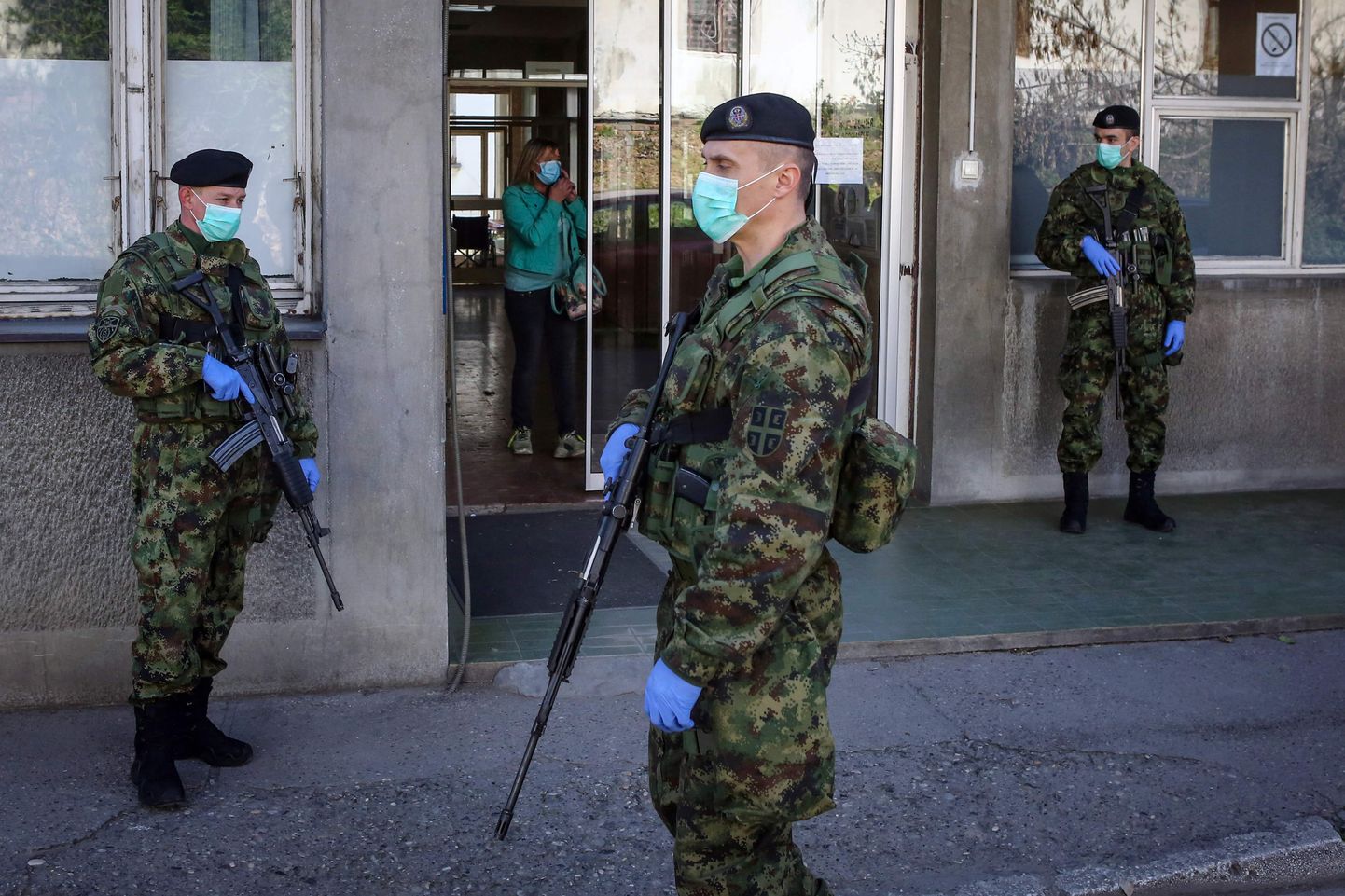 Serbia sõdurid nakkuskliiniku ees.