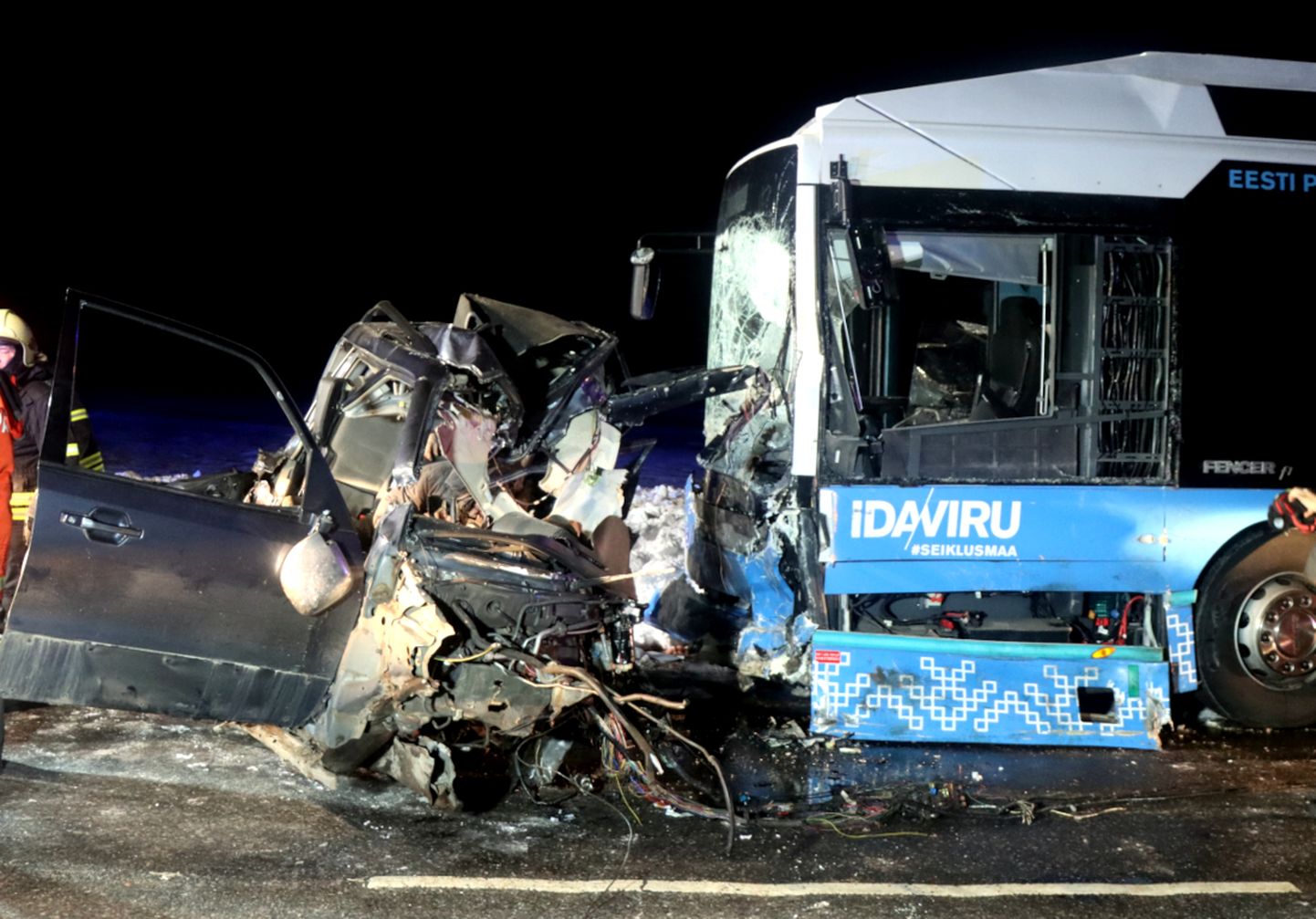 Kahe sõiduauto ja bussi osalusel toimunud avariis Ida-Virumaal hukkus neljapäeval kolm inimest.