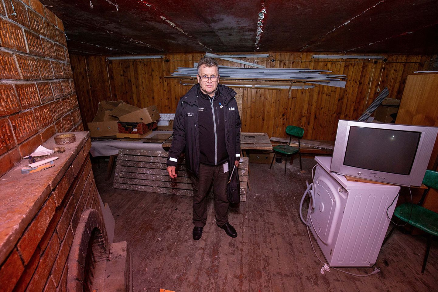 Päästeameti inspektor Lennart Okas kontrollis teisipäeval tule­ohutusnõuete täitmist kortermajade ühiskasutatavatel pindadel. Selle käigus sattus ta ka ühte ammu unustatud kamina­ruumi, millest on saanud vanakraamiladu.