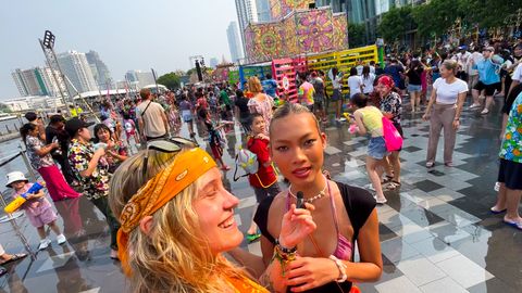 ВИДЕО ⟩ Красочный парад и битва водой: эстонский репортер о ярком фестивале в Таиланде