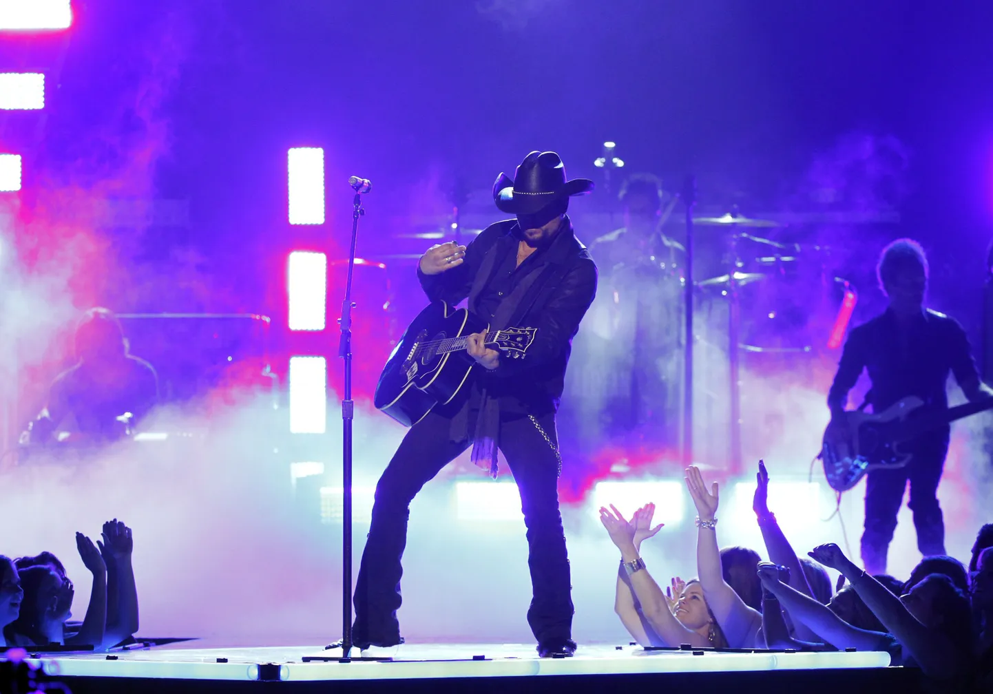 Kantrimuusik Jason Aldean esinemas