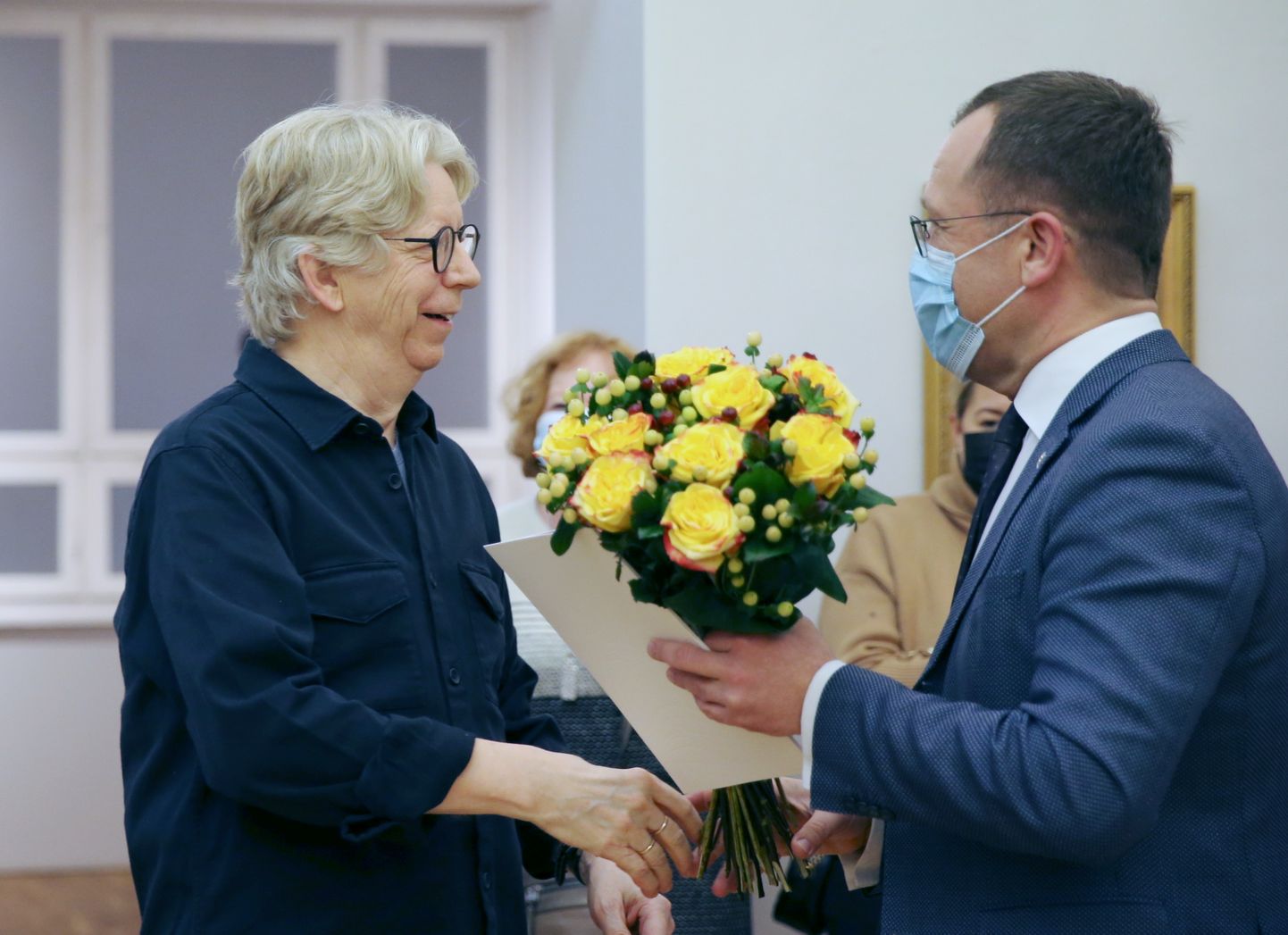 Linnapea Urmas Klaas (paremal) õnnitleb Per William Peterseni.