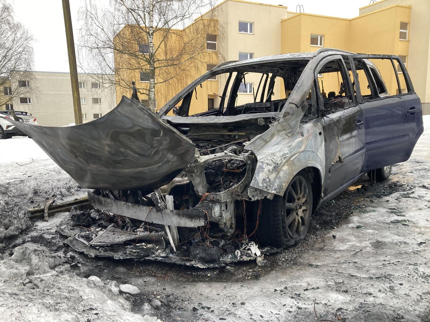 Neljapäeva hommikul põles Viiratsis Sõpruse puiesteel sõiduauto Opel. Päästjad kustutasid tulekahju.