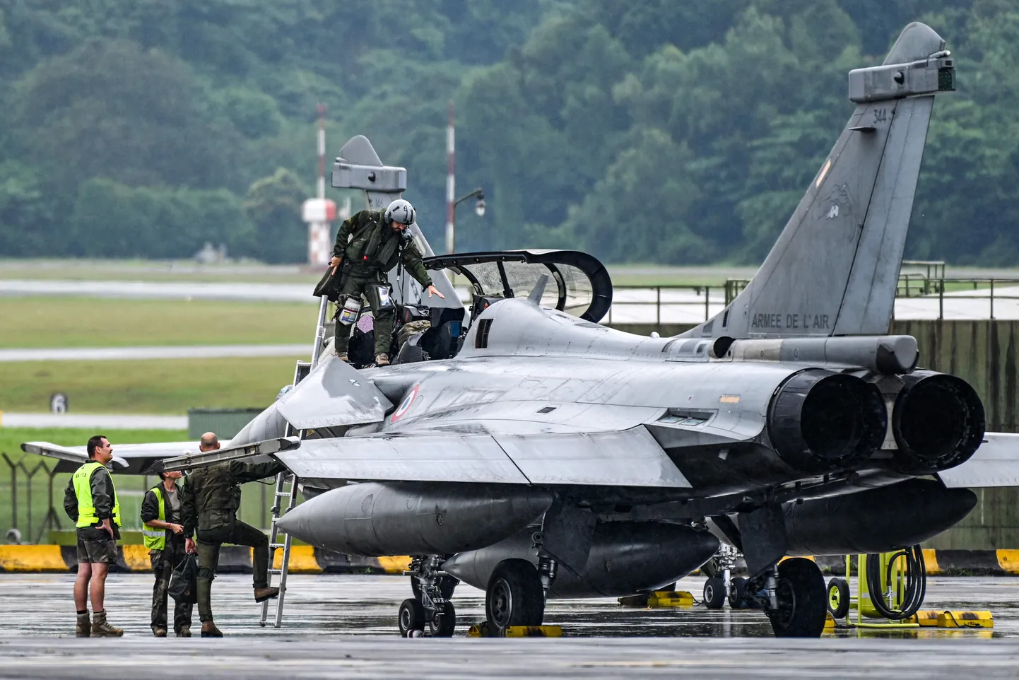 Prantsuse õhujõudude piloodid valmistuvad hävitaja Dassault Rafale õhkutõusuks Paya Lebari õhujõudude baasis Singapuris 28. juunil, võttes osa "Pegase 23" ühisõppusest. Pilt on illustreeriv.