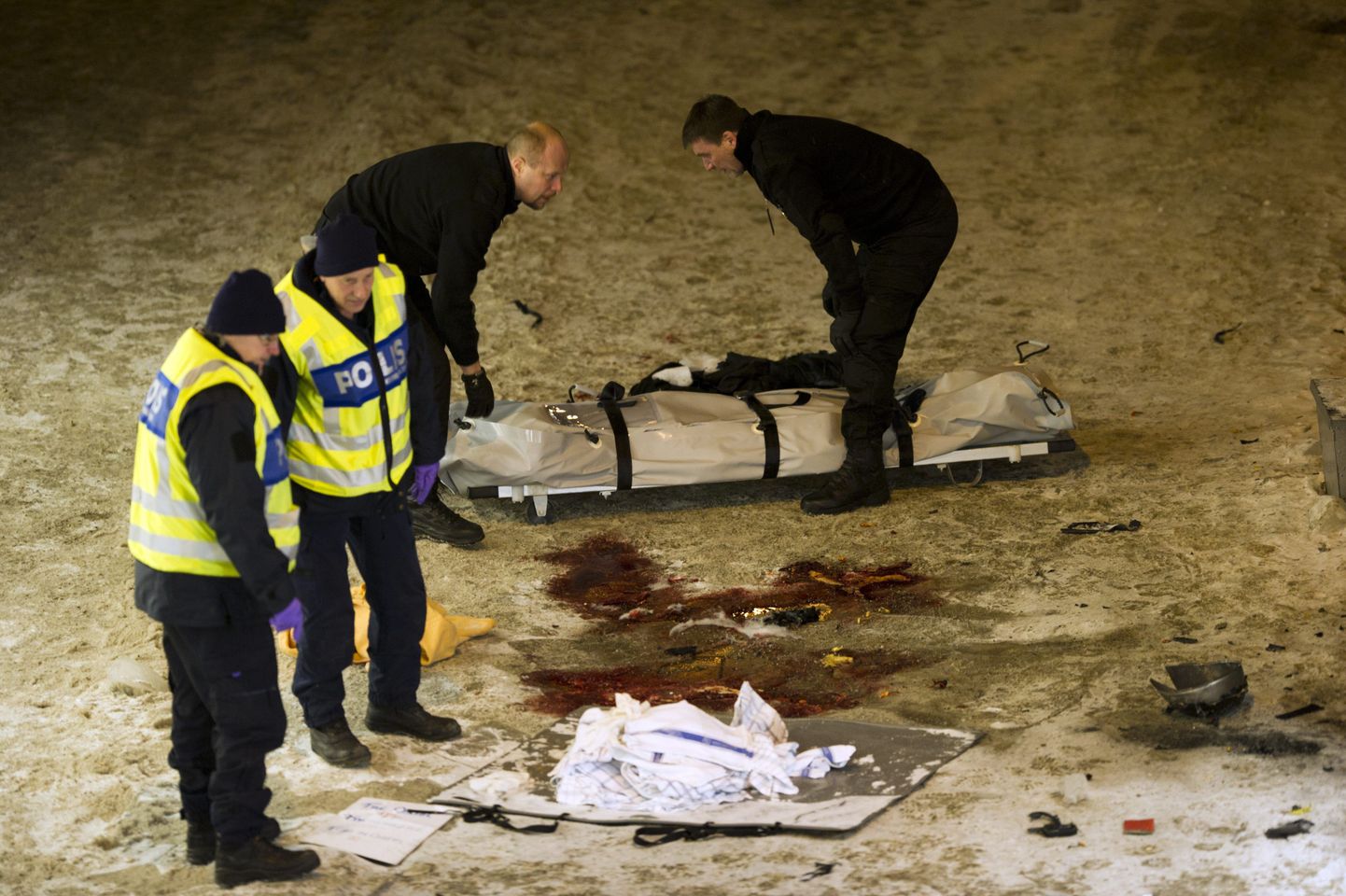 Место гибели террориста-смертника в Стокгольме.
