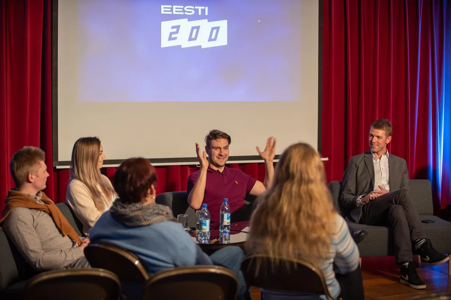 Eesti 200 korraldas Pärimusmuusika aida väikses saalis valimiseelse paneeldiskussiooni "Noor, sa pead valima minema!". Kuigi Viljandi linnavolikogu liikme Kaspar Taimsoo eestvedamisel olid noortele suunatud arutelule kutsutud noorpoliitikud Hendrik Johannes Terras, Renata Lukk ja Rainer Oras, jäi saal noortest tühjaks.