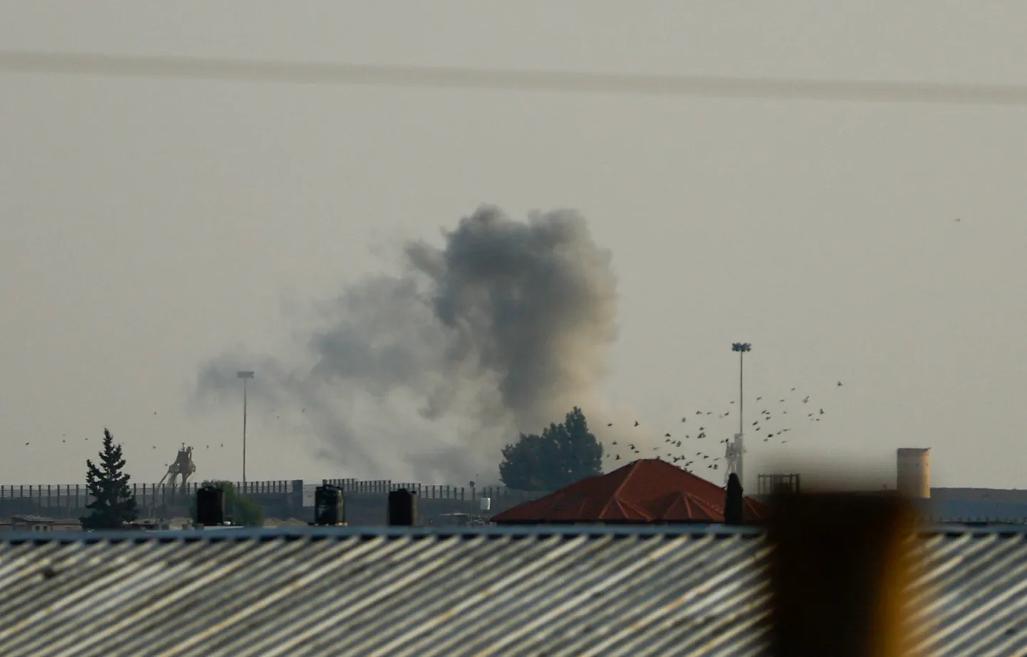 Дым после взрыва в районе границы с Египтом.