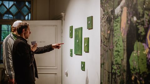 Golfimängijast kunstniku isikunäitus lahkab spordiala ja võimuruumi sümboleid
