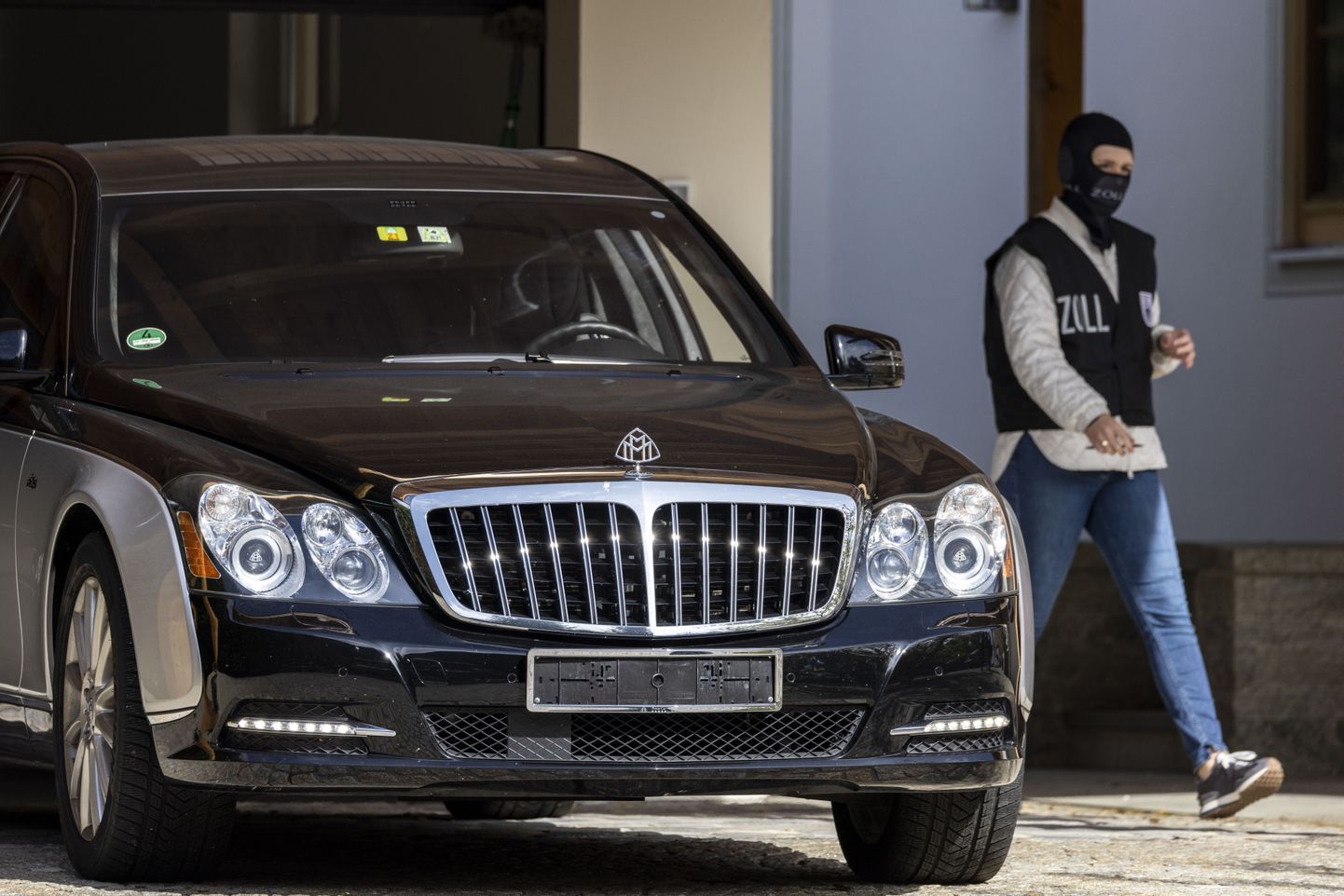 Muitnieks pie konfiscētas krievu oligarha automašīnas villā pie Tegernas ezera. 05.10.2023.