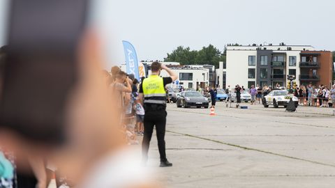 PILDID JA VIDEO ⟩ Võimsad autod meelitasid kiirendusvõistlusele kaasa elama sadu inimesi