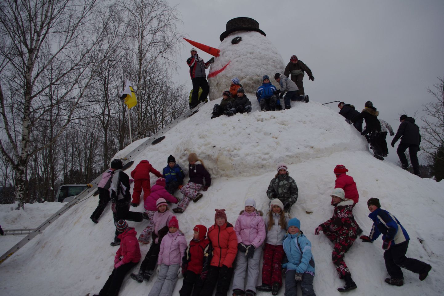 Mullu valvas talvepealinna hiigelmõõtu lumememm.