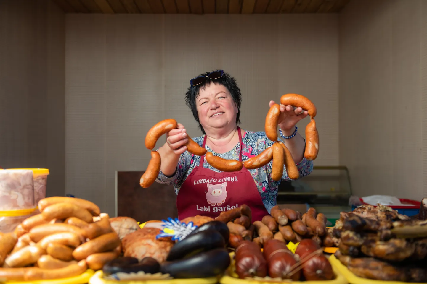 Pie z/s “Dūmiņi” saimnieces Gunitas pēc smaržīgiem kūpinājumiem cilvēki nāk un stājas garās rindās. Smarža jau pati pasaka priekšā, kāpēc.
