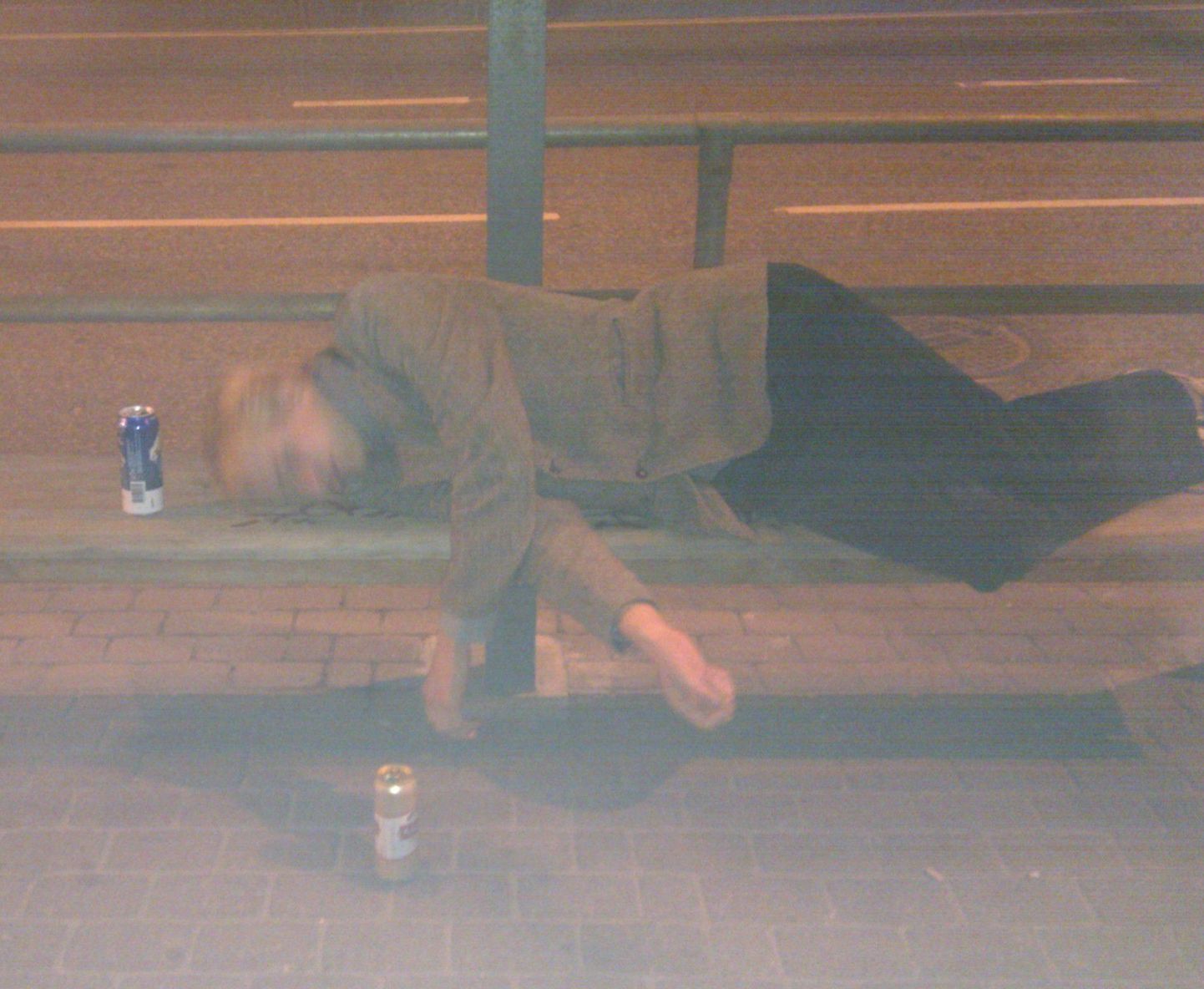 Robin Juhkental magas trammipeatuses.
