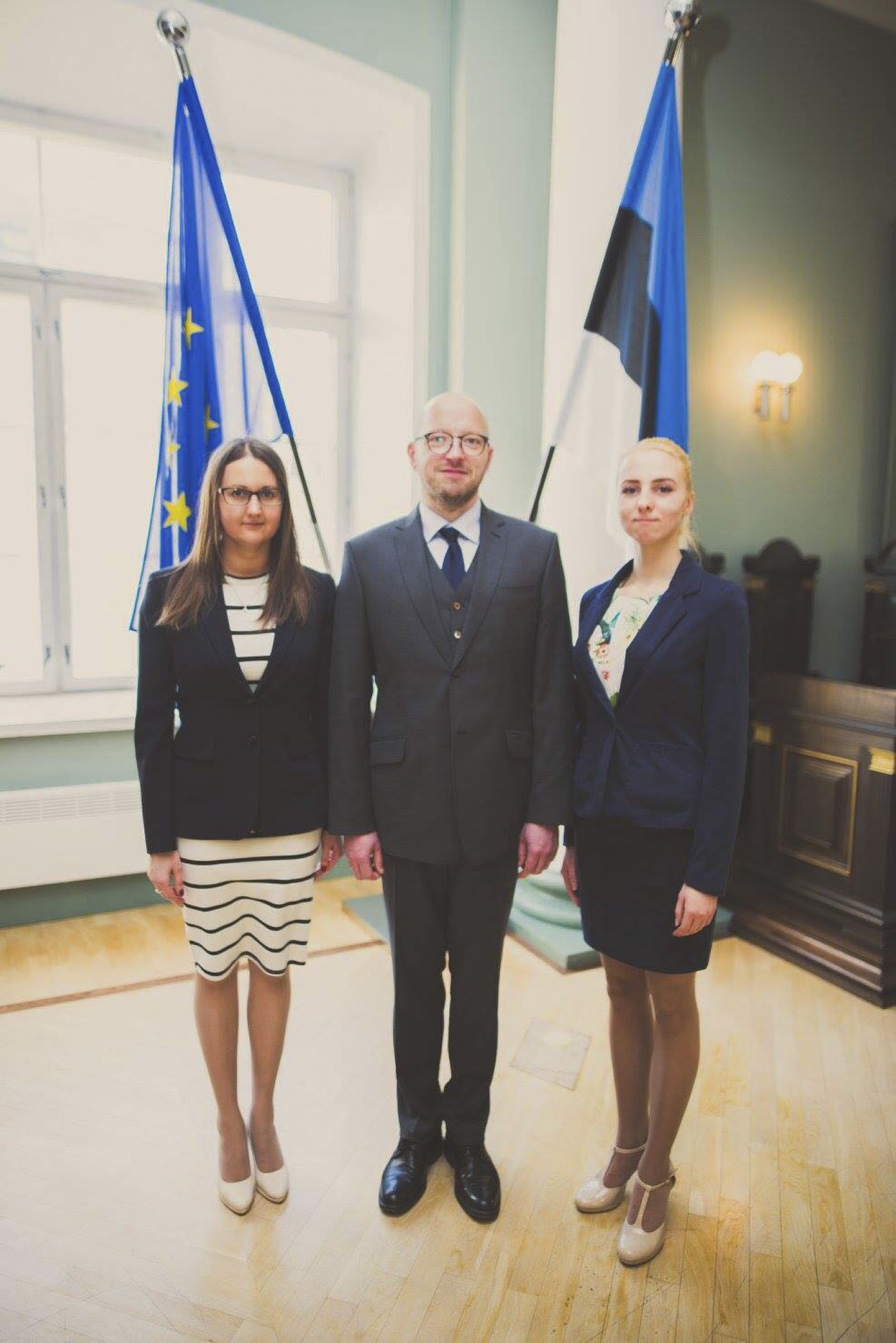 Elise Saar (paremal) koos juhendaja Geidi Sile ja riigikohtu esimehe Priit Pikamäega.