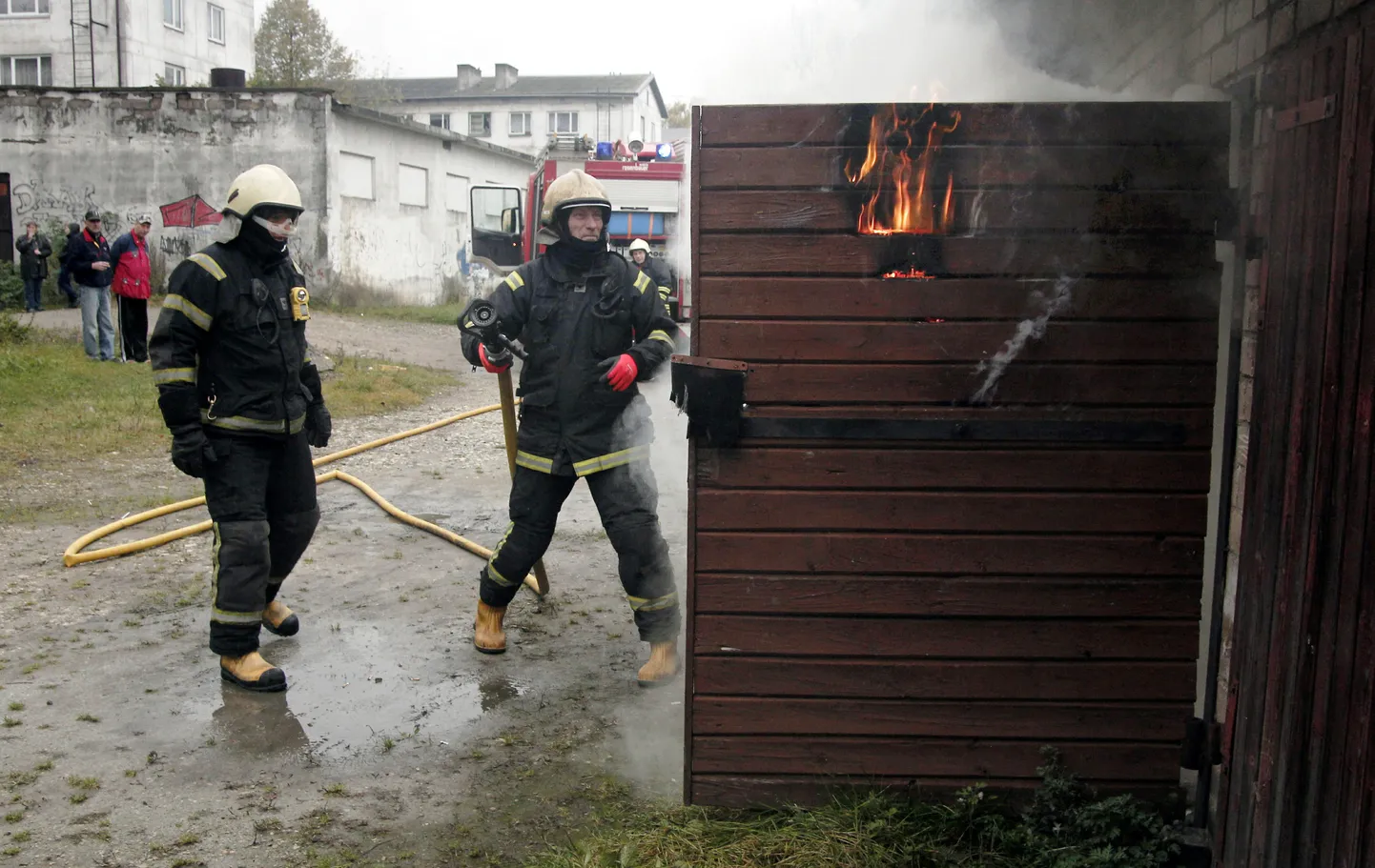 Pärnus Rohu tänaval põles ühe garaaži uks.