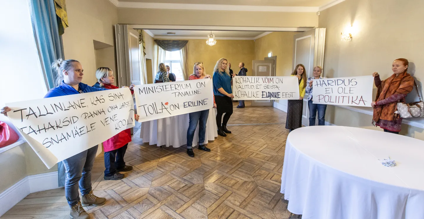 Родители пришли на заседание волостного собрания, которое проходило на Полярной мызе Кукрузе, с плакатами, чтобы привлечь к своей позиции больше внимания.