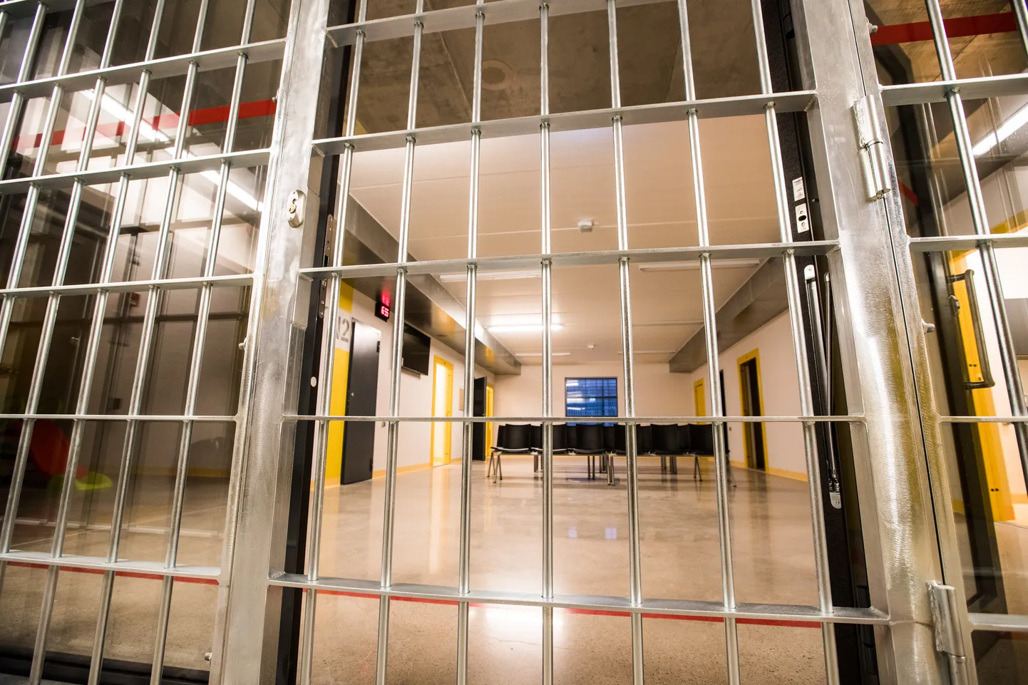 Tallinn, EESTI 15NOV18
Tallinna vangla. Laps ja trellid. Pildistatud u. 3a. lapse silmade kõrguselt.
Tallinn Prison, captured for approx. 3a. child's eye height.
Foto Tairo Lutter/EESTI MEEDIA