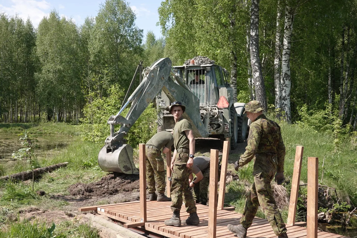 Ajateenijad jalakäijatele mõeldud silda ehitamas.