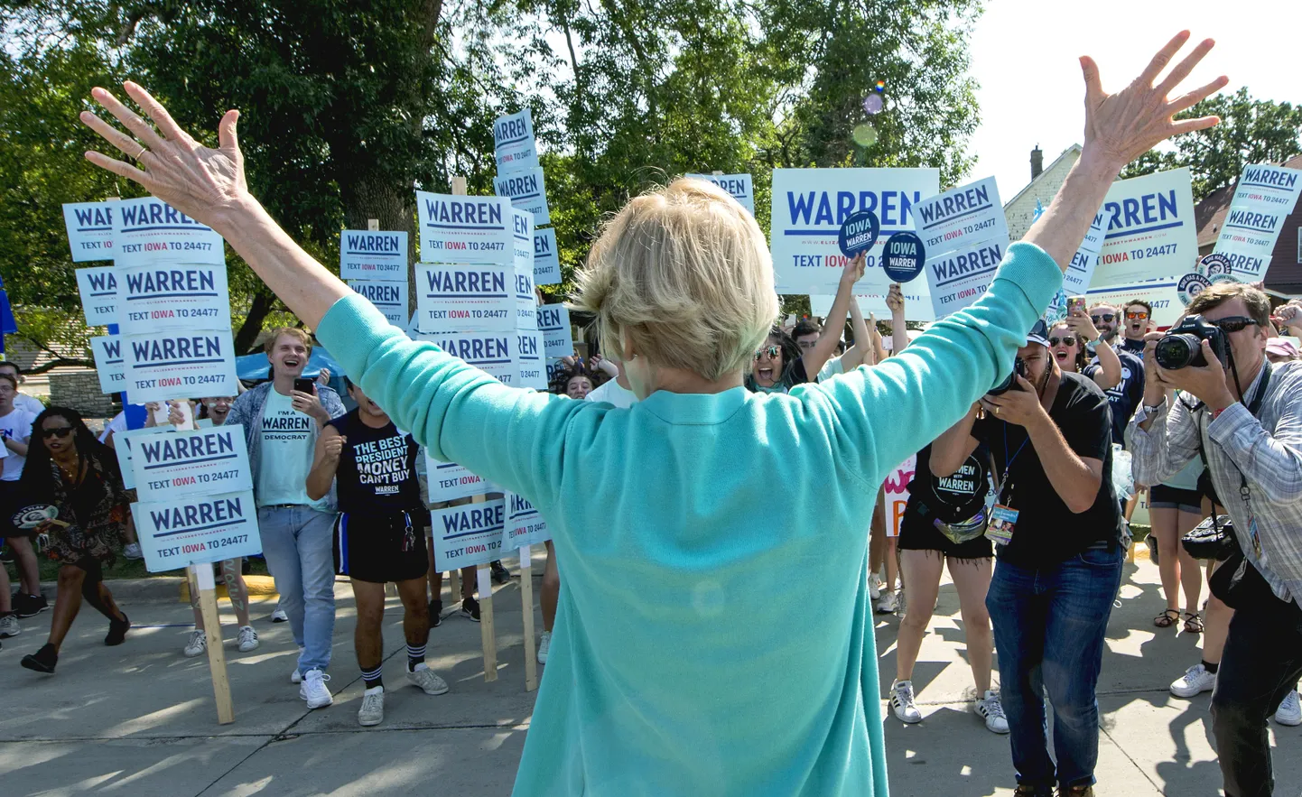 Demokraatide kandidaadiks pürgiv Elizabeth Warren tervitab oma toetajaid Iowa kogunemise eel.