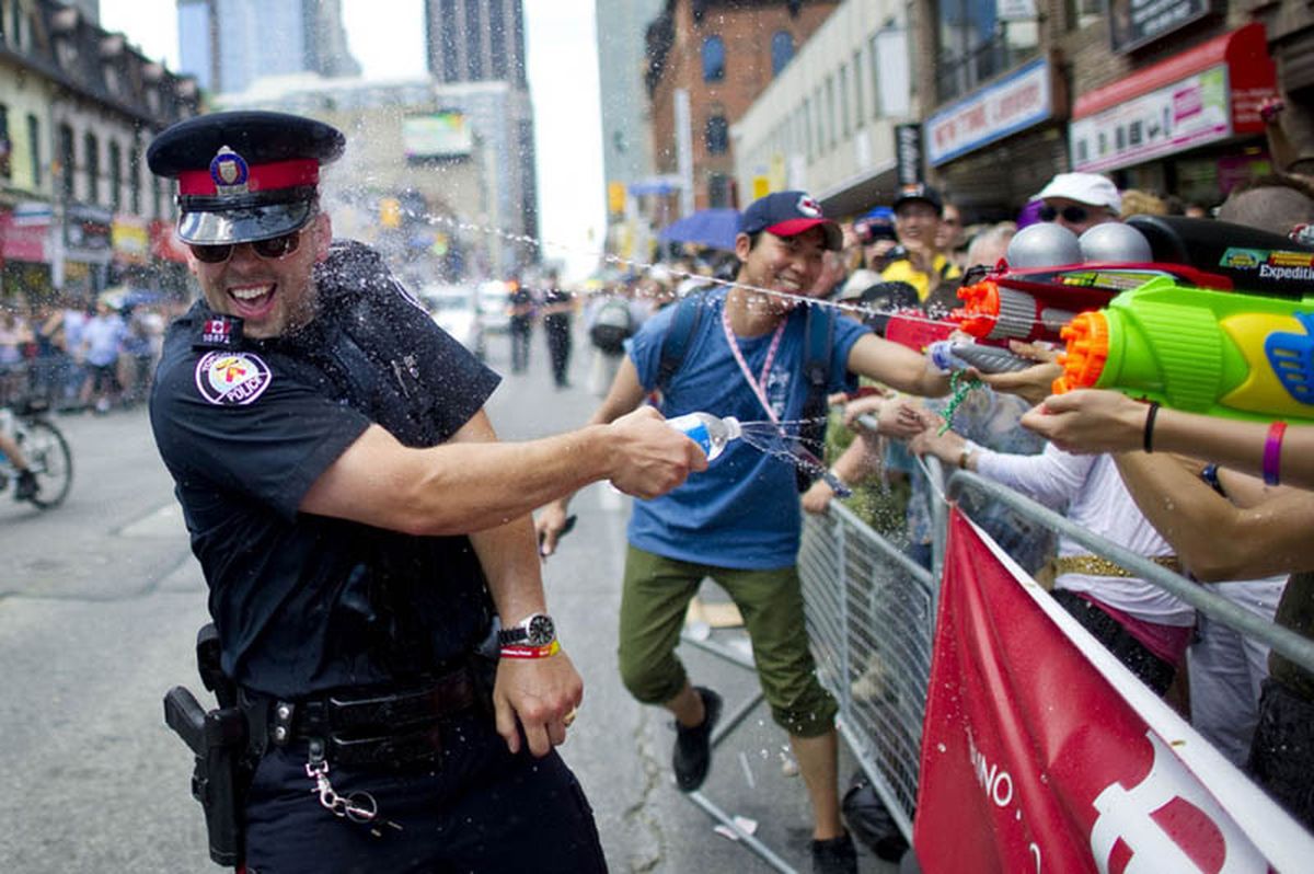 Полицейский в Торонто на прайде. 2011 год