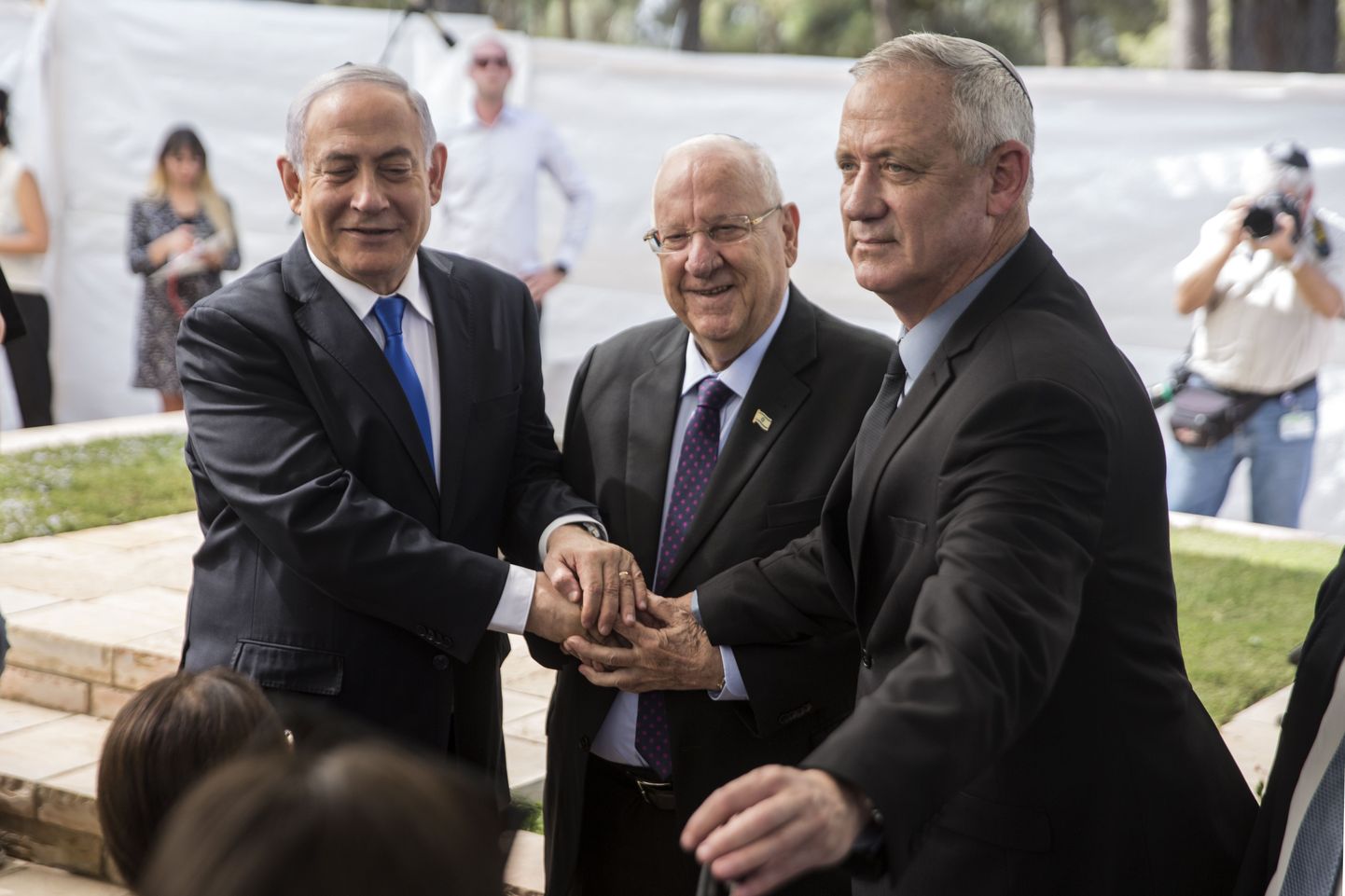 Iisraeli peaminister Benjamin Netanyahu (vasakul), president Reuven Rivlin (keskel) ja opositsioonijuht Benny Gantz neljapäeval Iisraeli rahvuskalmistul Jeruusalemmas.