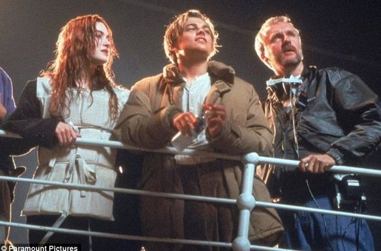 James Cameron juhendamas filmis «Titanic» peaosi mänginud Kate Winsleti ja Leonardo DiCapriot
