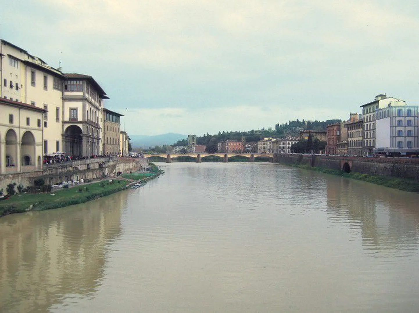 Firenze: vaade Ponte Vecchio sillalt.