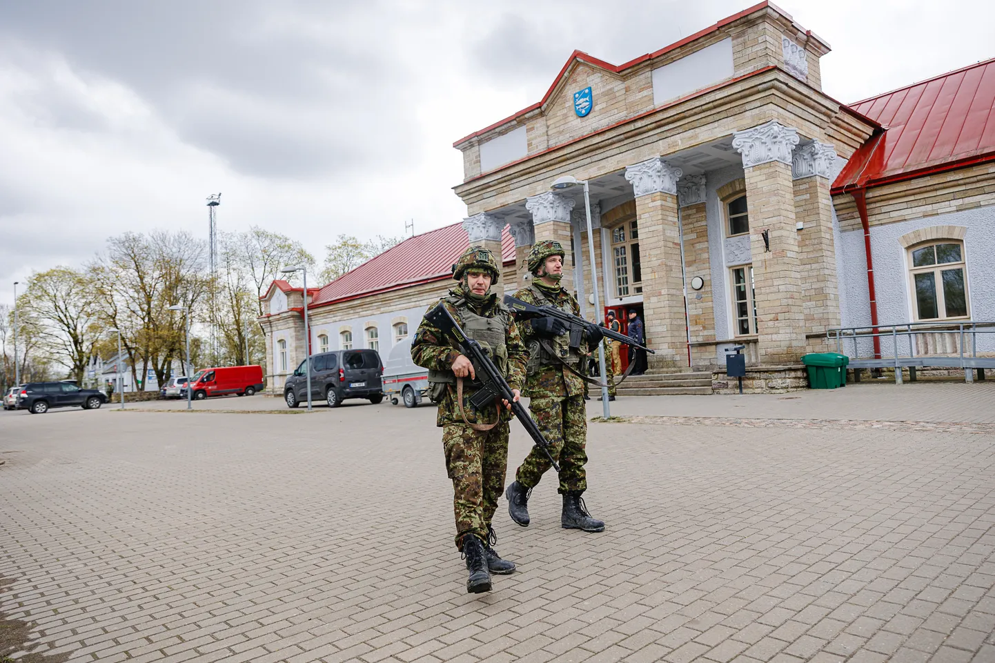 Kui Narva statsionaarne sõjaväelinnak ükskord valmis saab, küllap harjuvad siis ka kohalikud elanikud linnatänavail vormirõivais sõjaväelasi nägema. Foto on tehtud aprillis peetud suuremahulisel evakuatsiooniõppusel "Miljon miksi".