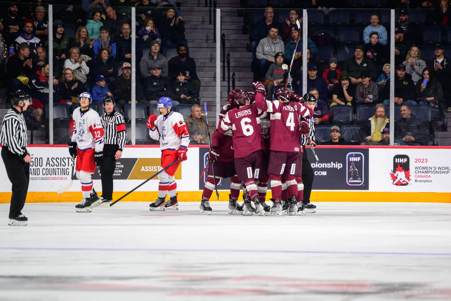 Latvijas U-20 hokejisti priecājas par gūtajiem vārtiem.