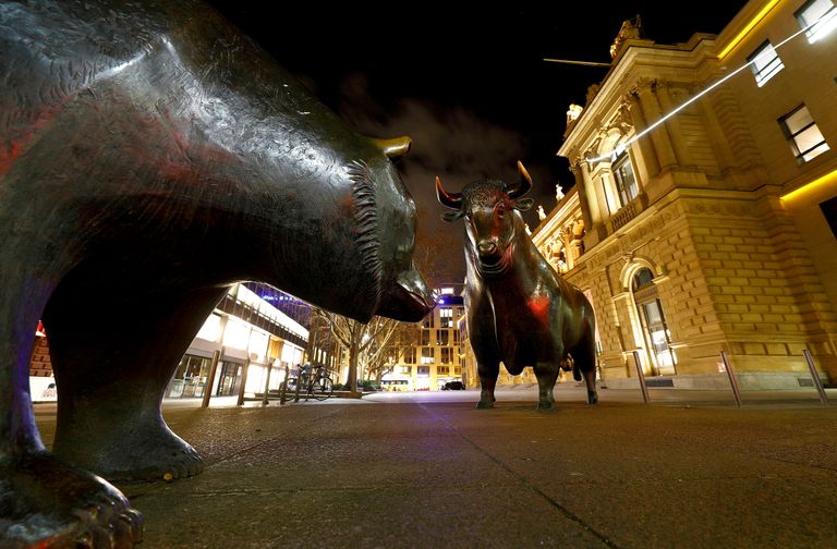 Karu ja pulli kuju Saksamaal Frankfurdi börsi hoone ees.
