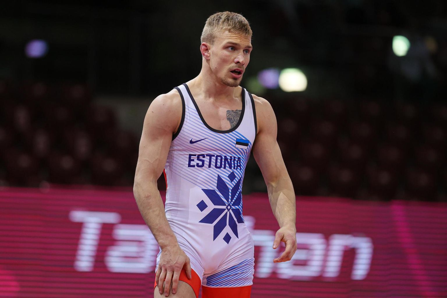 С восьмью спортсменами