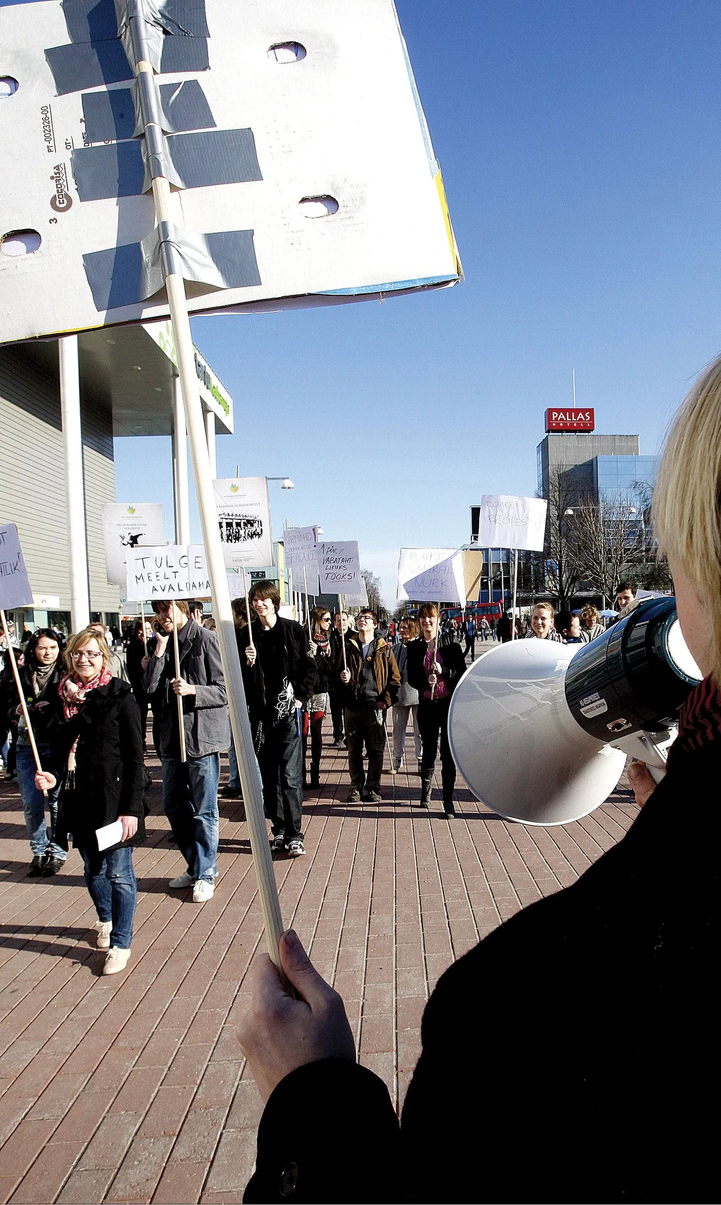 Et inimeste protestivaimu pisut ergutada ja ka õpetada, kuidas on õige ja kasulik oma meelsust välja näidata, korraldasid Eesti kodanikuühenduste nädala tegijad eile õhtul Tartu kesklinnas näidismeeleavalduse «Üks vaba päev vabatahtlikuks tööks».