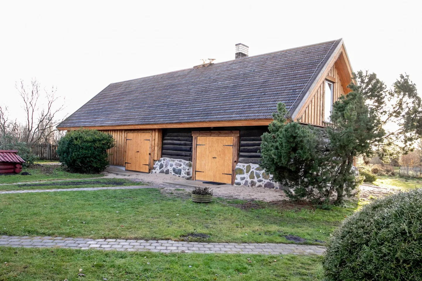 Kõpu külas Maria talus asub muu hulgas mäluait.