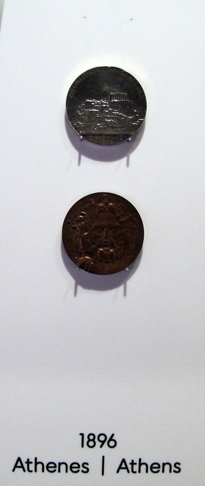 Esimeste kaasaegsete olümpiamängude medalid: esikoht pälvis hõbeda ning teine koht pronksi.