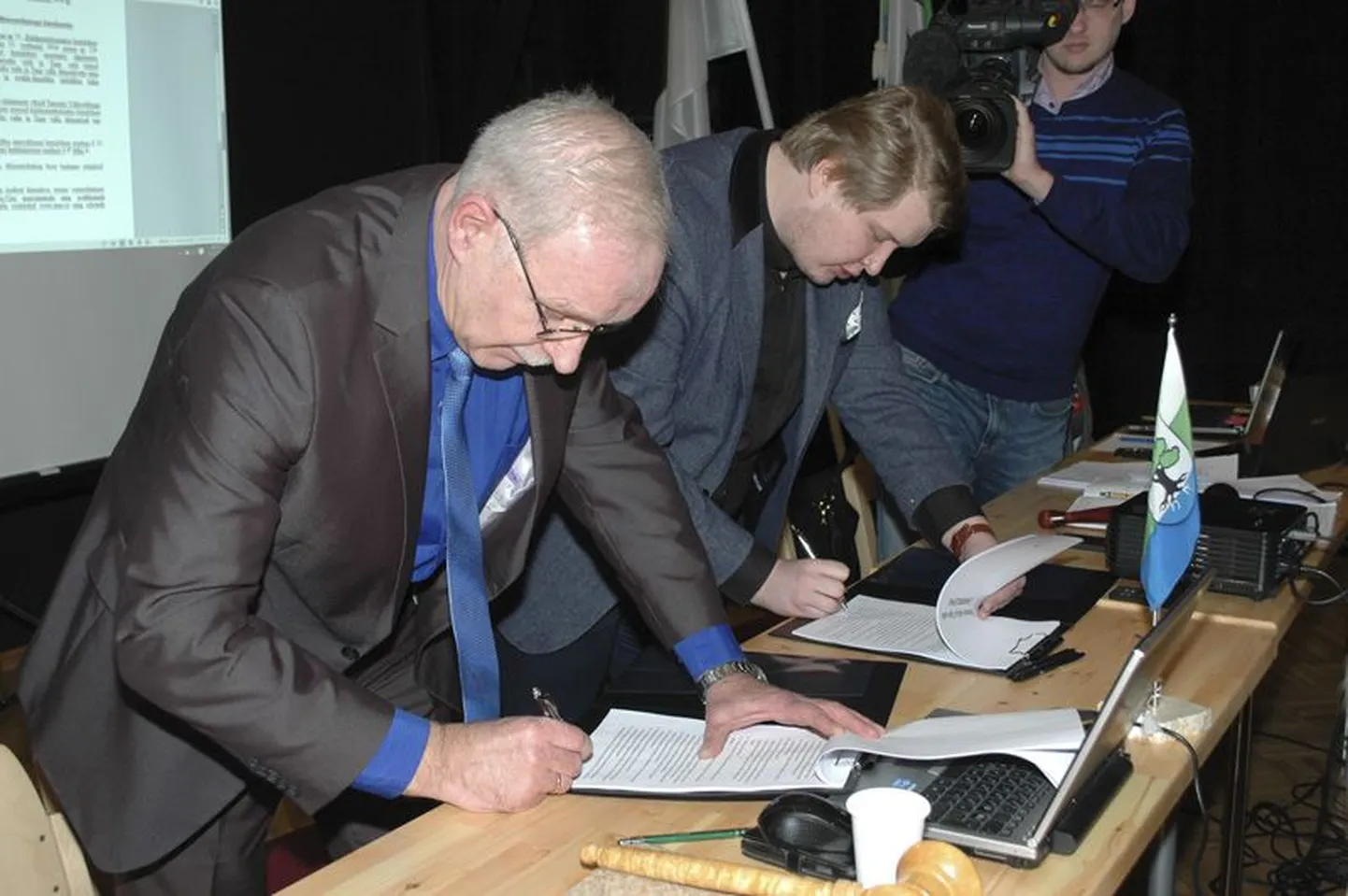 Pidulik hetk: Toomas Uudeberg (vasakul) ning Reigo Tamm allkirjastasid ühinemislepingu.