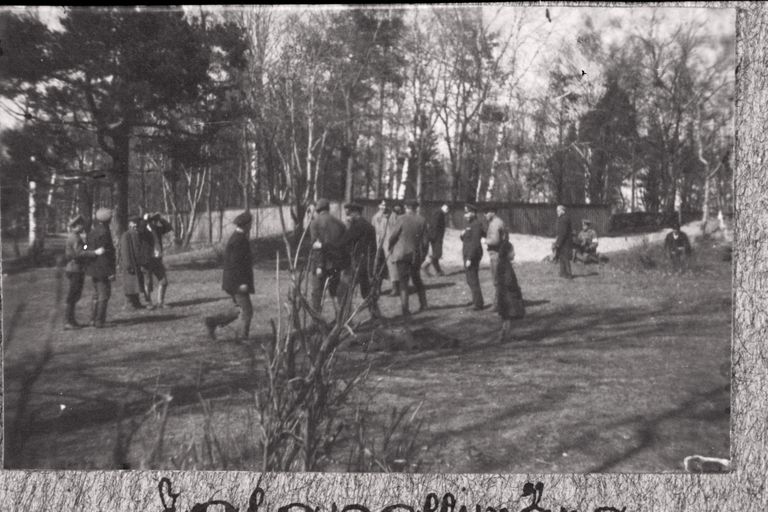 Eesti sõdurid Ruhja kirikuaia juures jalgpalli mängimas.