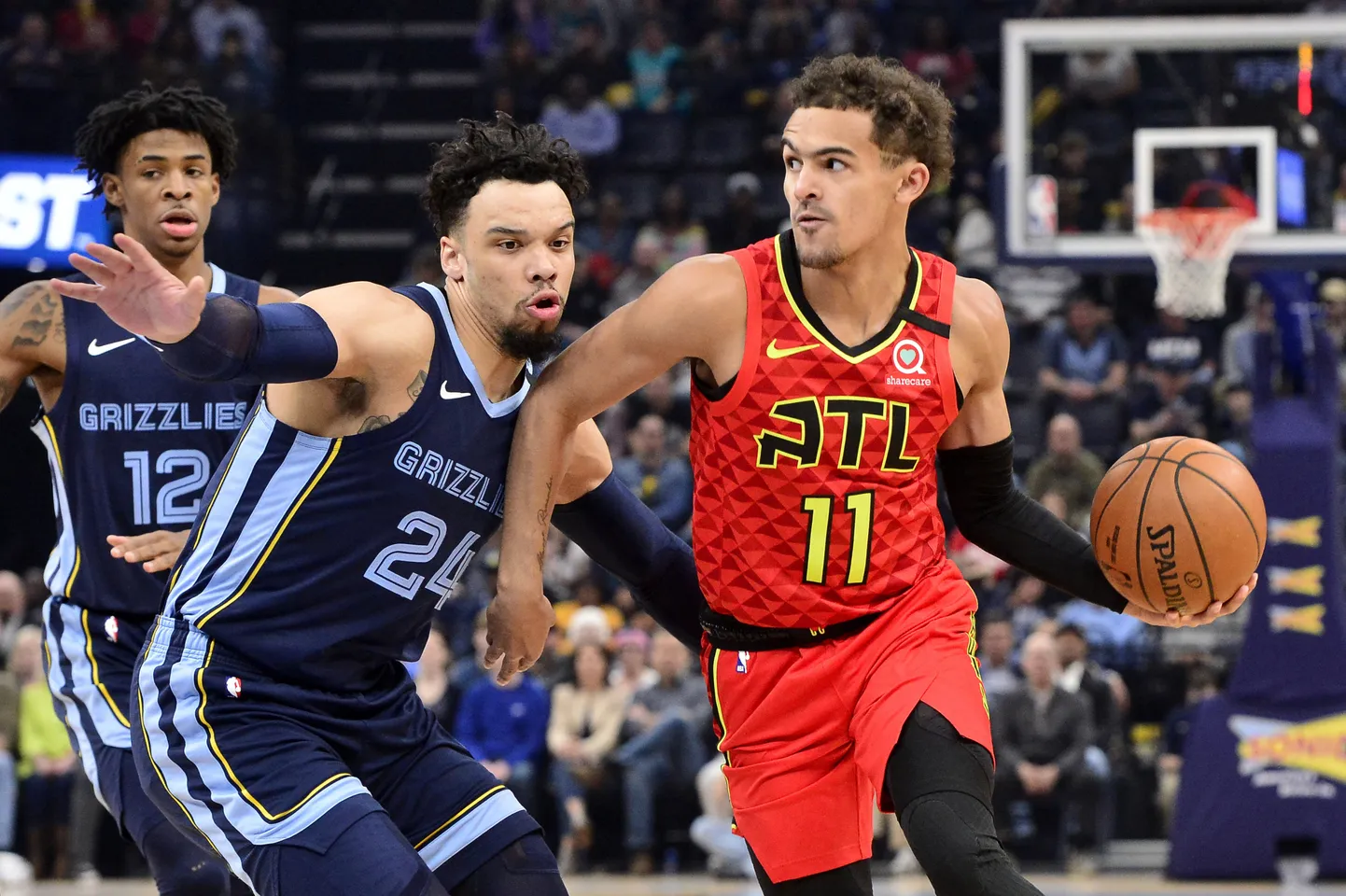 Trae Young (punases) möödumas Dillon Brooksist.