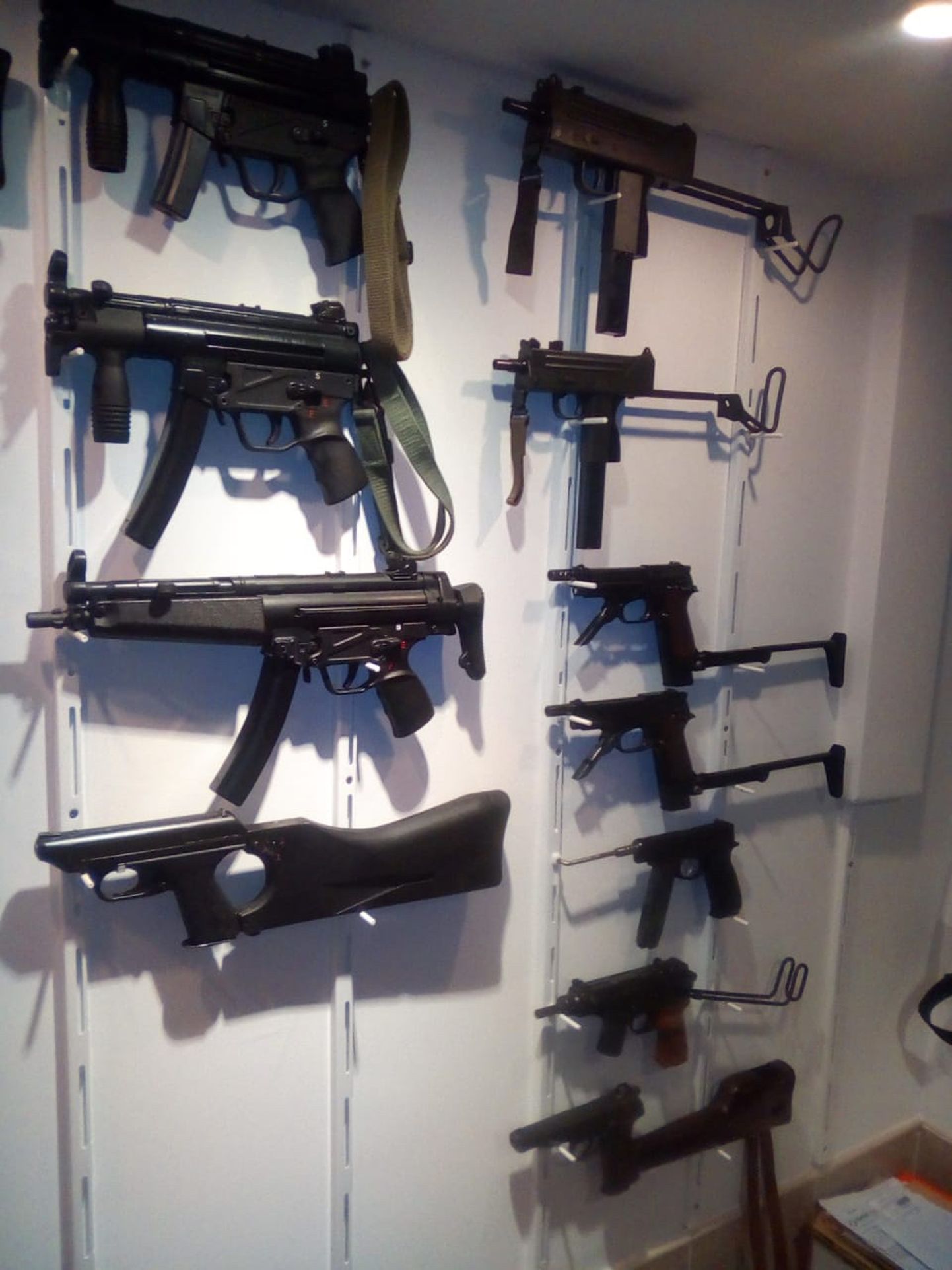 Fotol on väike osa konfiskeeritud relvadest. Võimud konfiskeerisid peaaegu tuhat relva ja sadu lõhkekehi kuritegelikult jõugult.