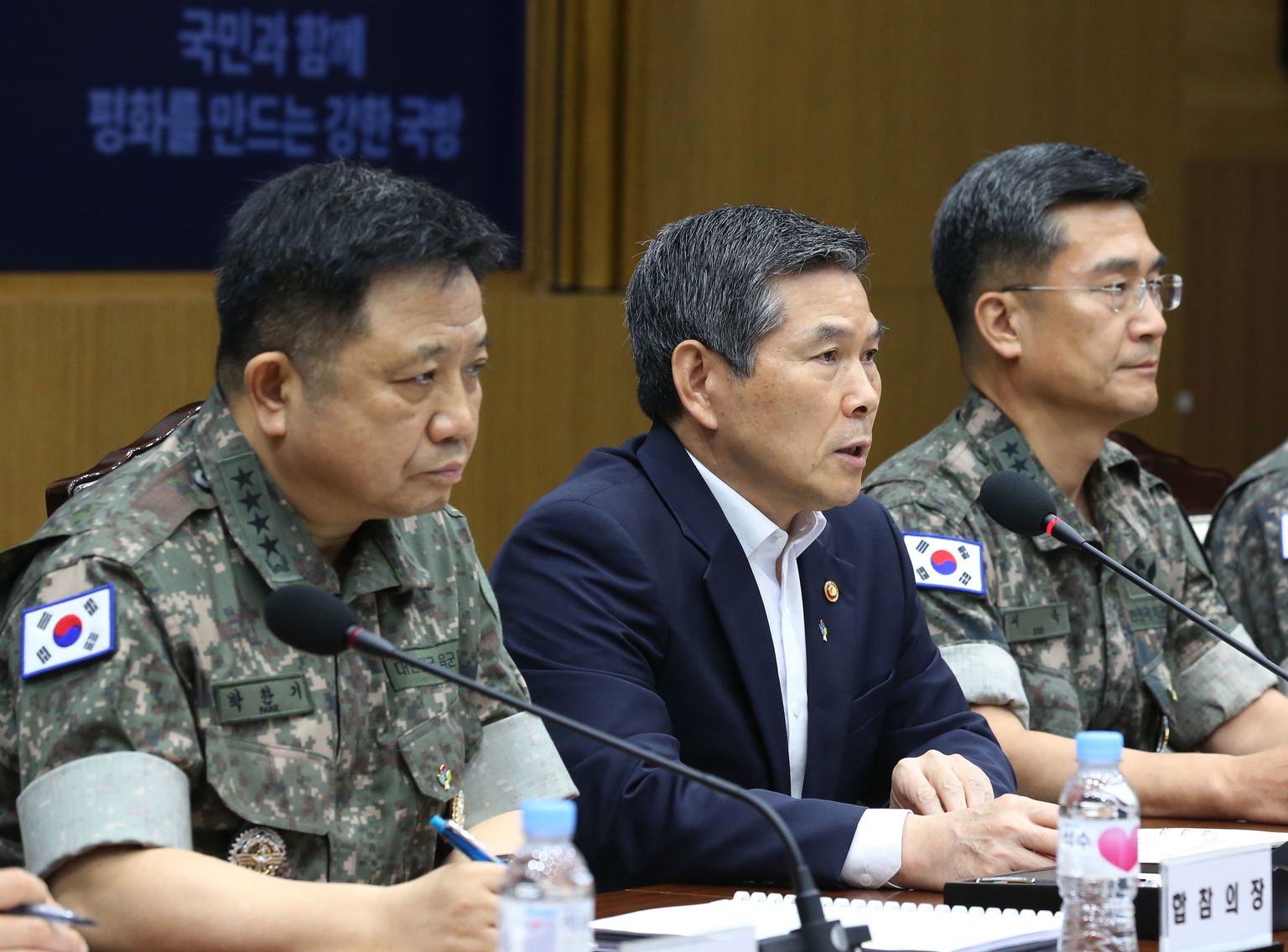 Lõuna-Korea kaitseminister Jeong Kyeong-doo 19. juunil kohtumisel riigi staabiülemate ühendkomitee juhtidega.
