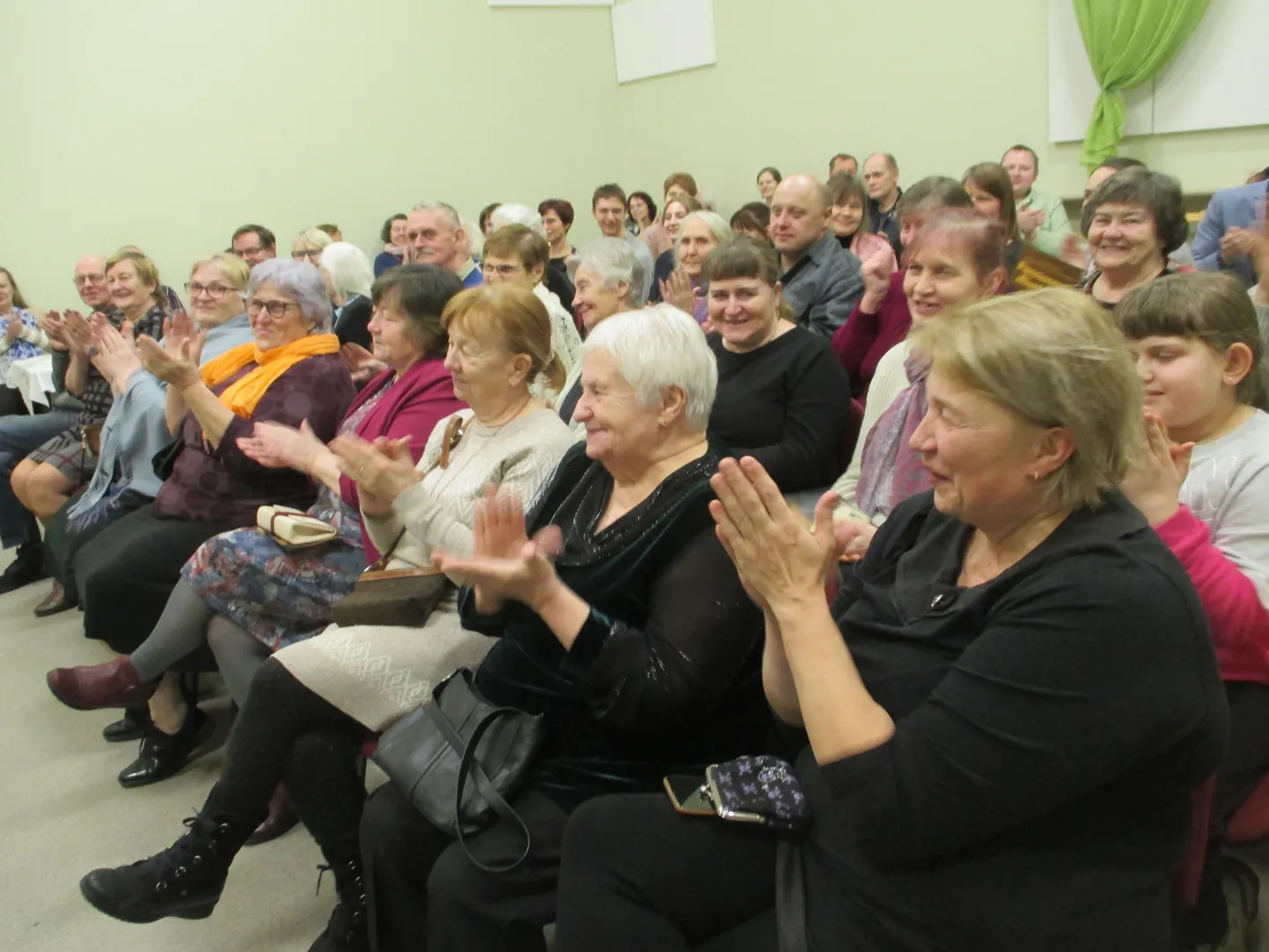 PUBLIK APLODEERIB: Tornimäe näiteseltsi etendus Pansionaat "Eluratas" läks peatvaatajaile korda.